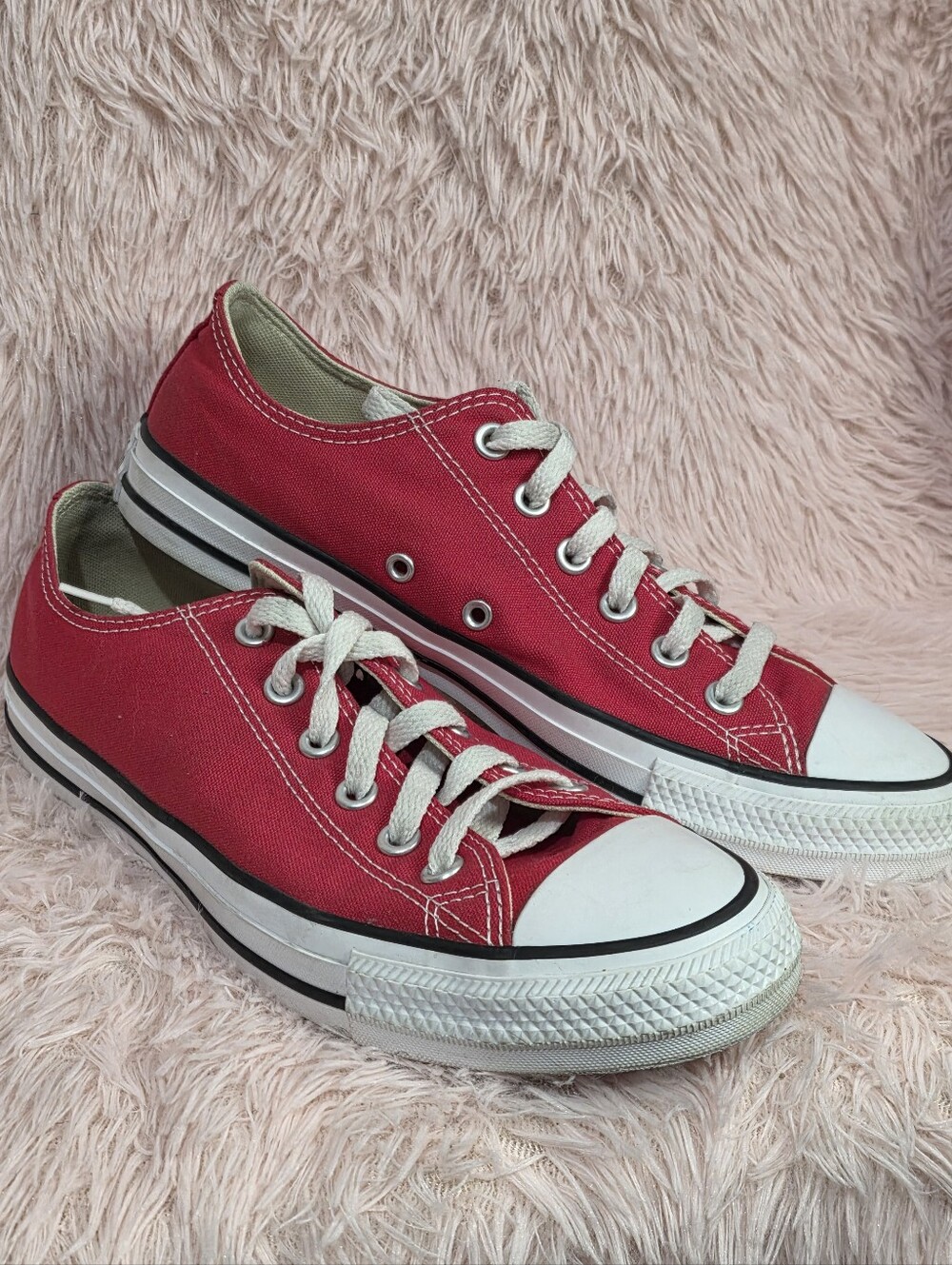 Classic Red Converse Chuck Taylor Low Tops - Men's Size 7.5